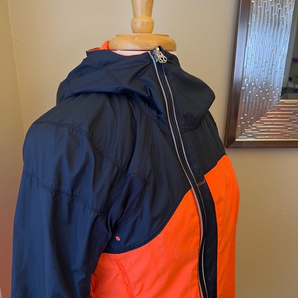 Lululemon Run: Get Up And Glow Jacket *Reflective 360 - Picture 3 of 9